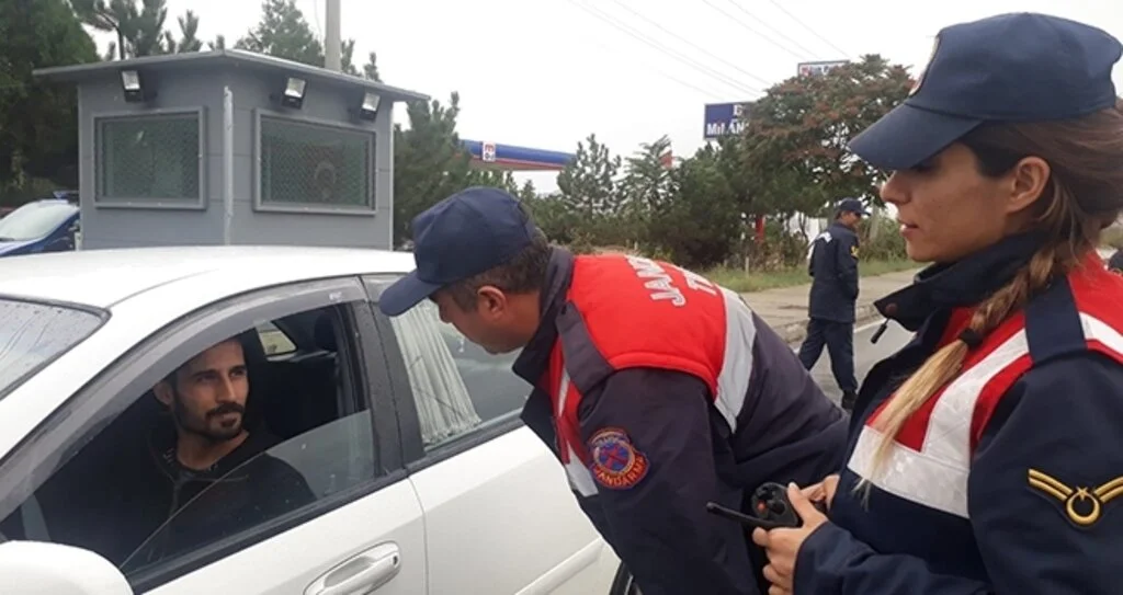 Jandarmadan 17 kişiye sigara cezası