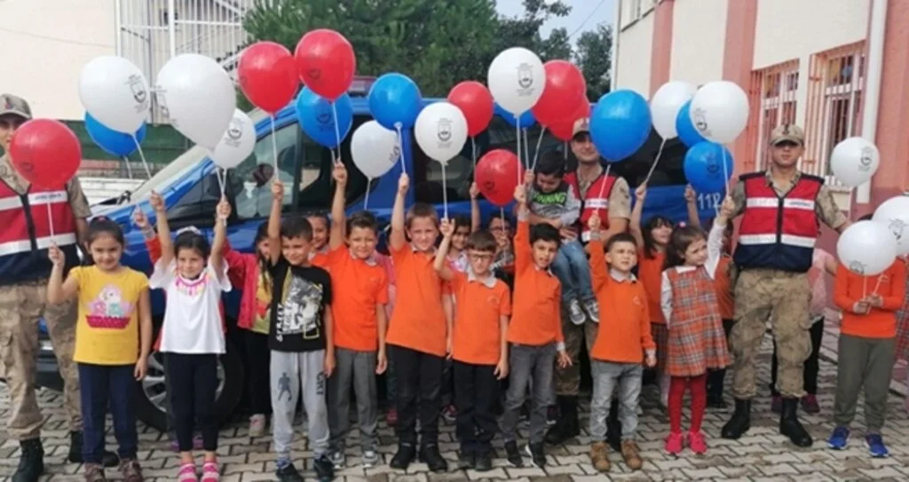 Jandarmadan sevgi yumağı