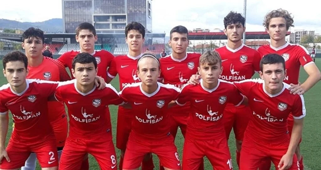 Kadıköy'lü U17'ler Zirveyi Bırakmıyor