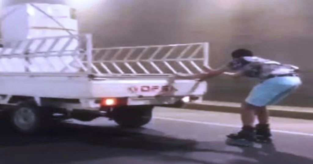 Kamyonetin Arkasına Tutunan Patenli Gencin Tehlikeli Yolculuğu Kamerada