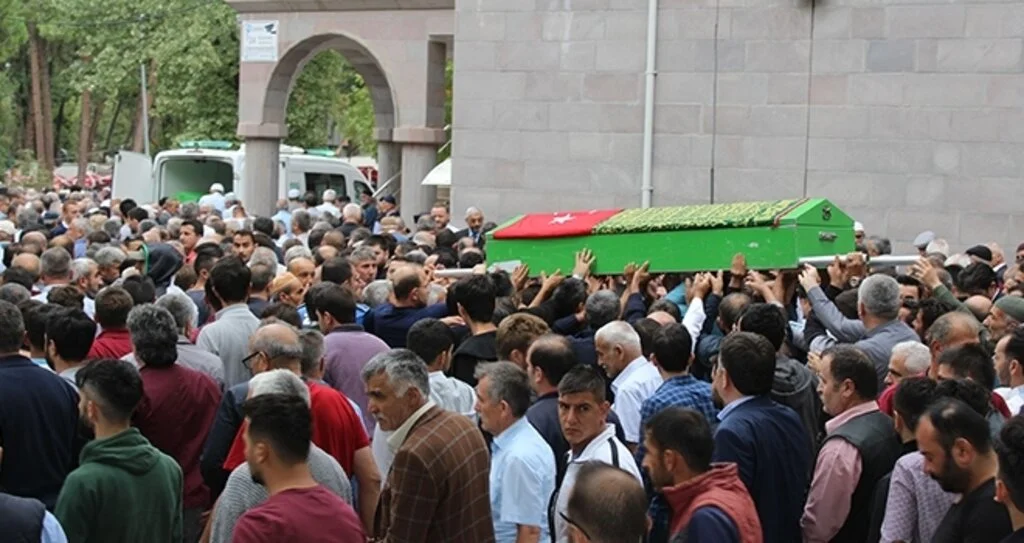 Kansere yenik düşen öğretmen son yolculuğuna uğurlandı