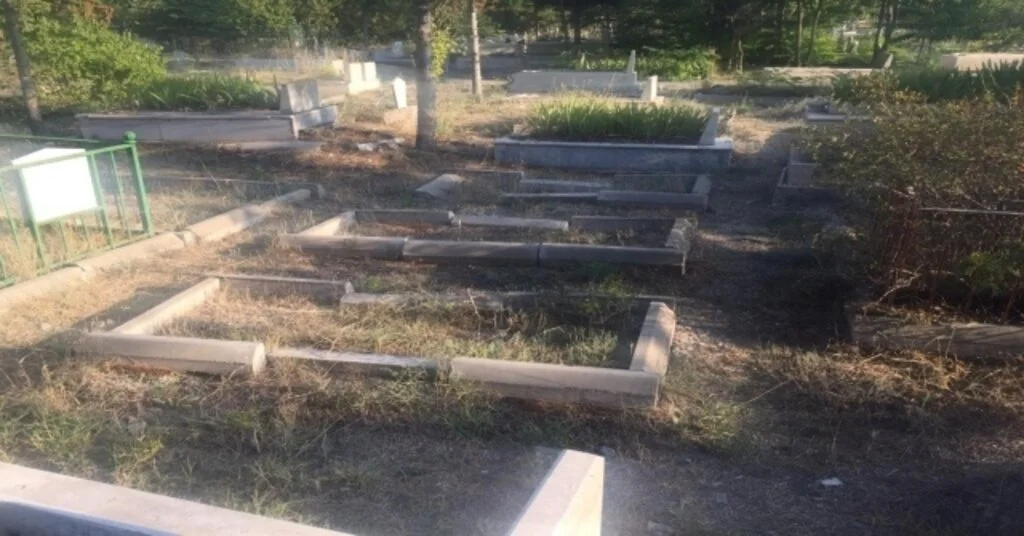 Kara Şükrü Mezarlığının Durumu İçler Acısı Halde