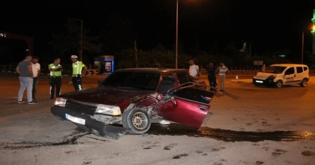 Karamanda Otomobil İle Hafif Ticari Araç Çarpıştı: 2 Yaralı