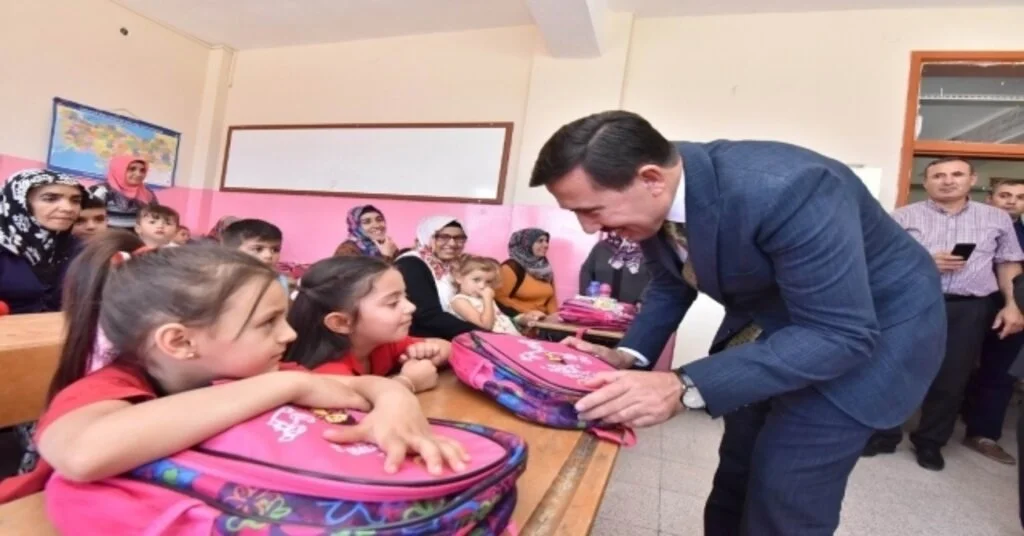 Karatay Belediyesinden Okula Yeni Başlayan Öğrencilere Hediye