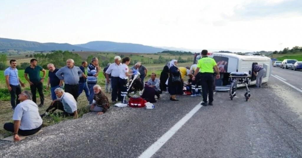 Kastamonuda Yolcu Minibüsü İle Kamyonet Çarpıştı: 1 Ölü, 11 Yaralı