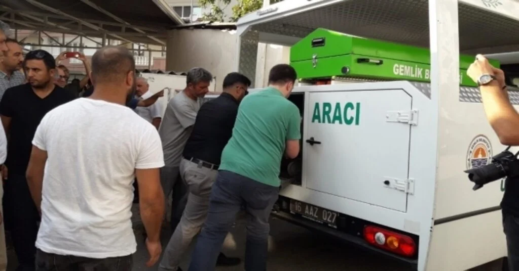 Katil Zanlısı Evlat Annesinin Kanı İle Dolaba Yazdı...bu Mahallenin Onuru Var