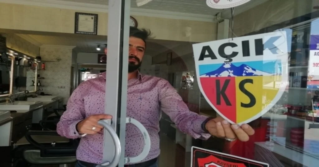 Kayserispor Fanatiği Berber Dükkanını Sarı-Kırmızıya Boyadı