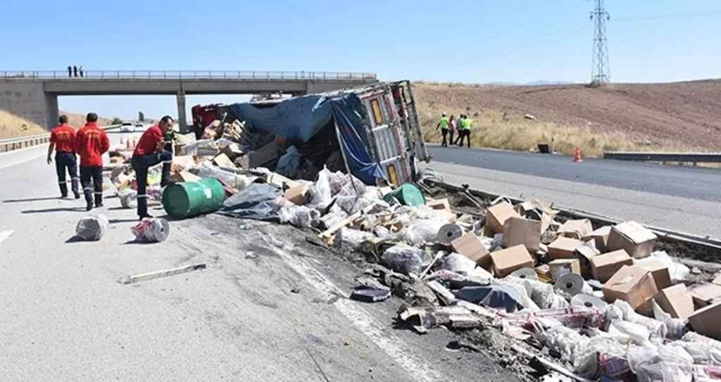 Kaza yapan tırın dorsesindeki gıda maddeleri yola saçıldı: 1 yaralı