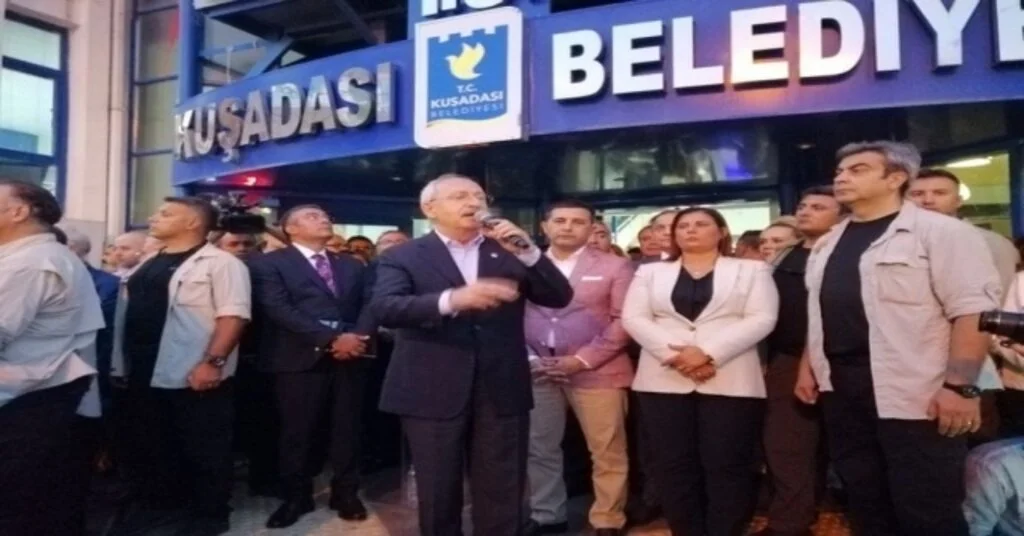Kılıçdaroğluna Yumurta Atıldı, Polis Bir Kişiyi Gözaltına Aldı