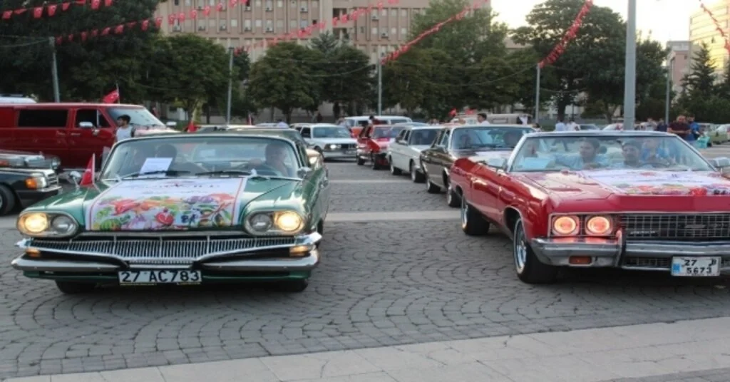 Klasik Otomobillerden Gastrofeste Destek Korteji