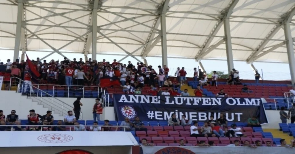 Kömürspor Taraftarı Emine Bulut Ve Tüm Kadınlar İçin, Anne Lütfen Ölmepankartı Açtı