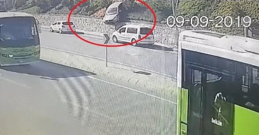 Kontrolden Çıkan Otomobil 20 Metre Yükseklikten Yola Uçtu