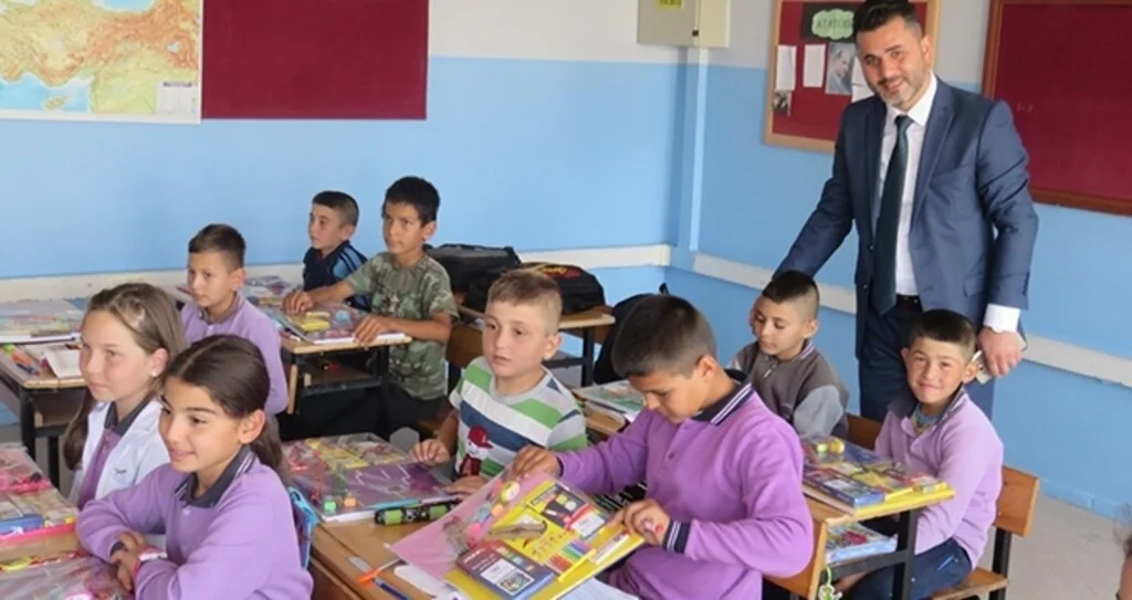 Köy okullarına kırtasiye desteği