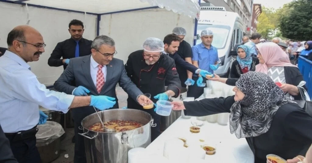 Kütahya Belediyesi Halka Aşure Dağıttı
