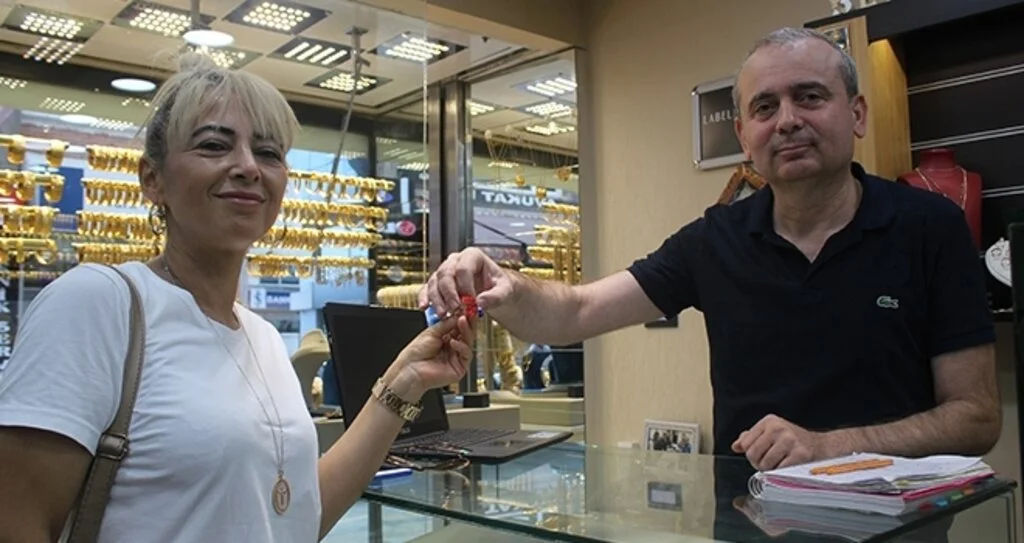 Kuyumcudan müşteriyi şaşırtan gelenek