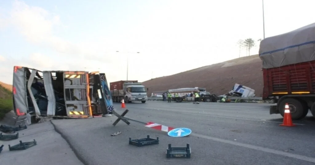 Kuzey Marmara Otoyolunda Tır İle Kamyon Çarpıştı: 2 Yaralı