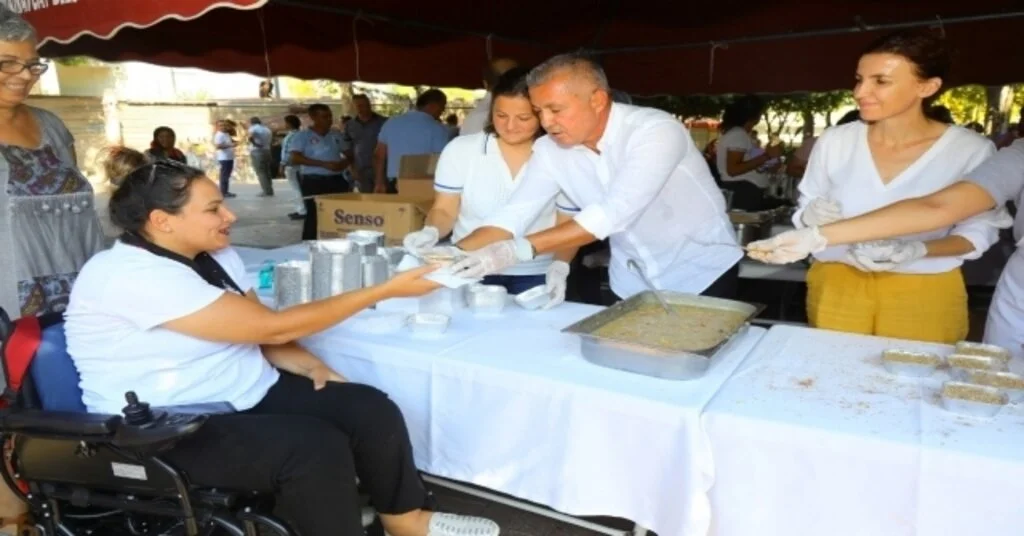 Manavgat Belediyesi 5 Bin Kase Aşure Dağıttı