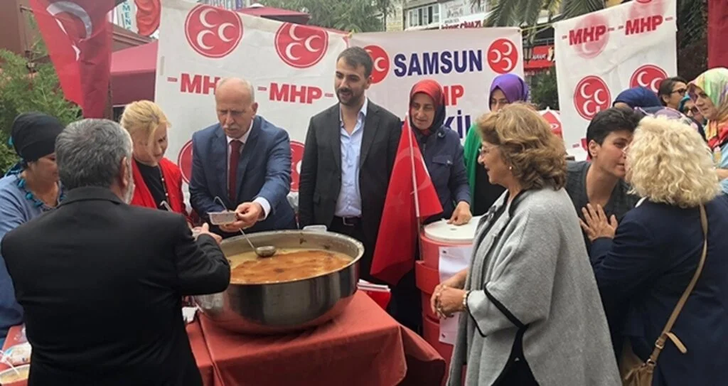 MHP Samsun Teşkilatı Vatandaşlara Aşure İkram Etti