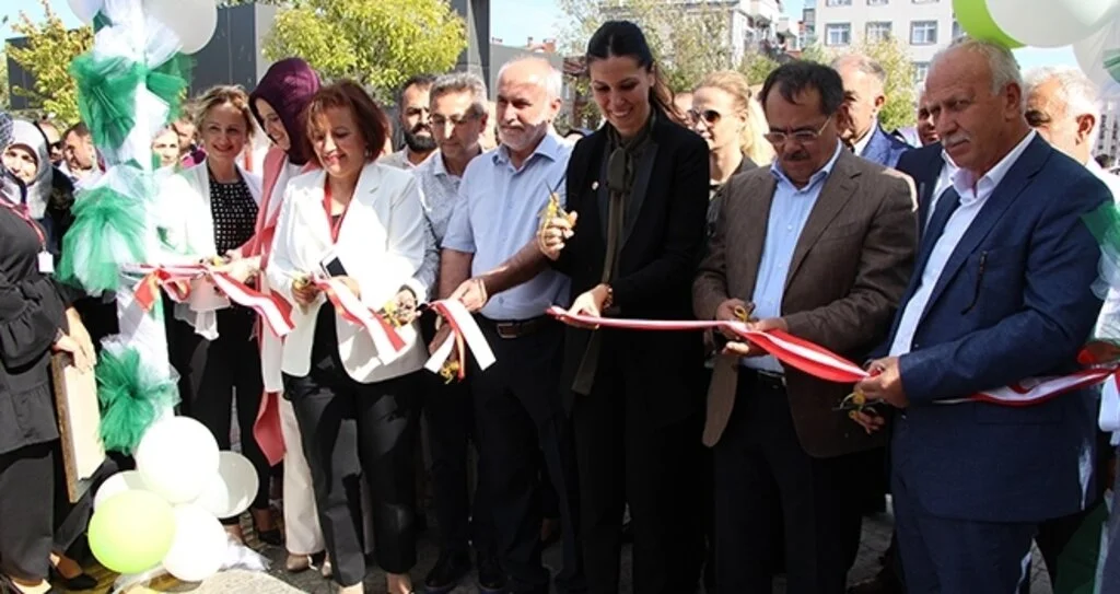 Milletvekili Karaaslan atıkları doğaya geri kazandıran sergiyi açtı