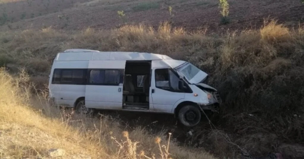 Minibüs Devrildi: 2 Yaralı