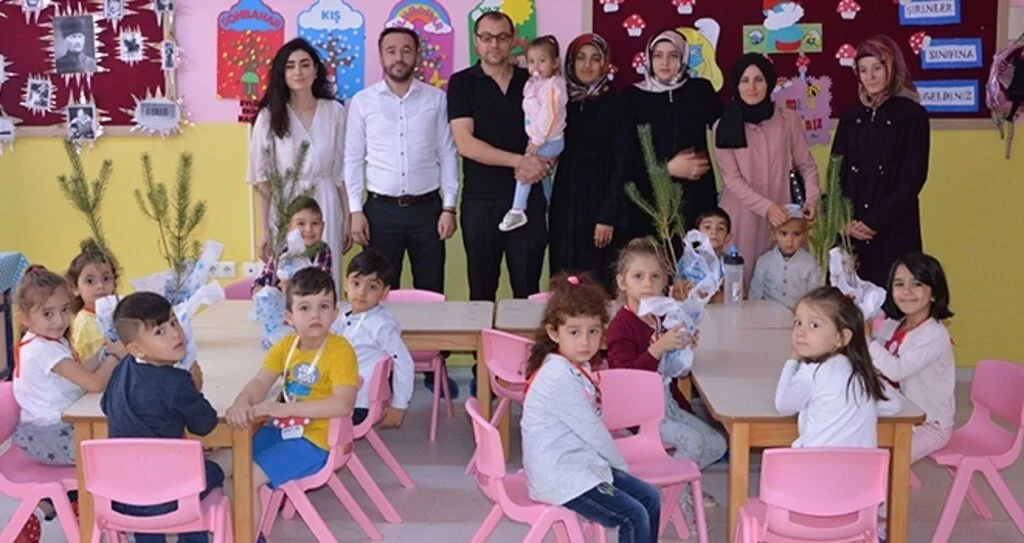 Minik öğrencilere fidan dağıtıldı