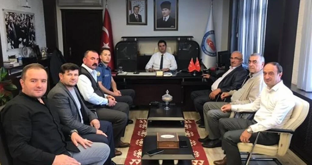 Muhtar mahallenin aynı zamanda polisidir