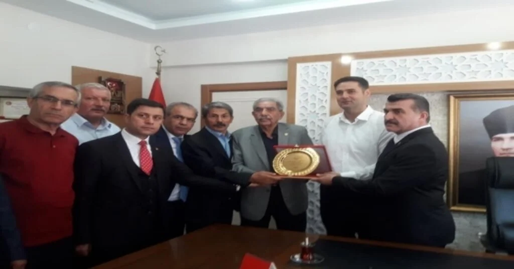Muhtarlardan Kaymakam Gülençe Plaket