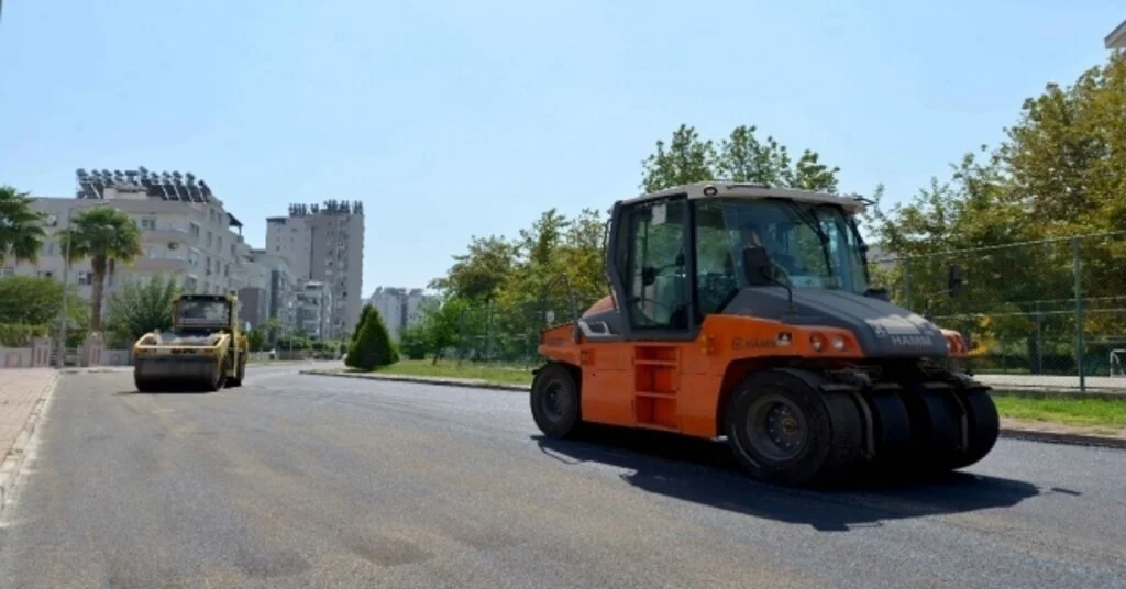 Muratpaşada Mahalleler Sıcak Asfaltla Kaplanıyor