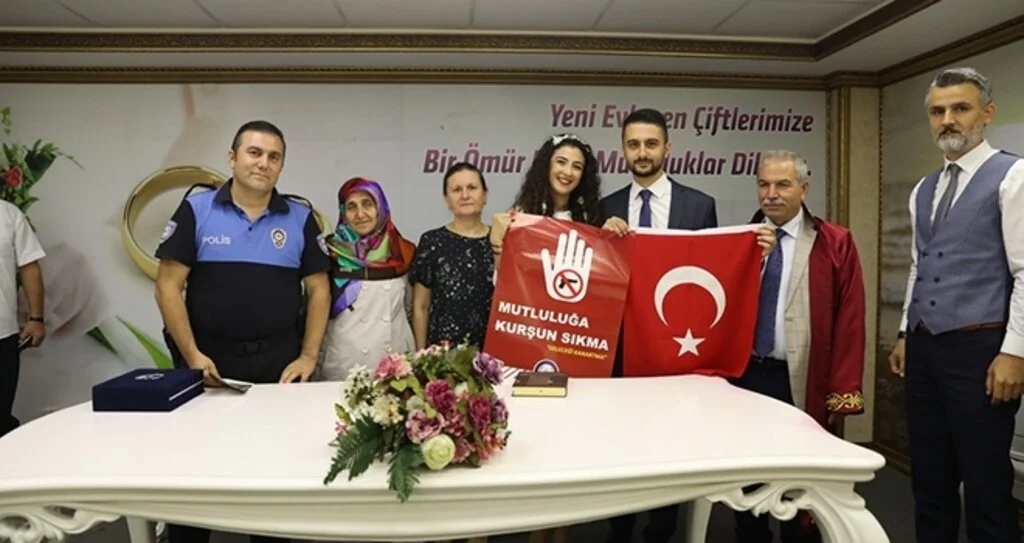 Mutluluğa Kurşun Sıkma Geleceğini Karartma