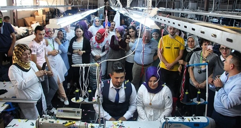 Nikahları dikiş makinesi masasında kıyıldı