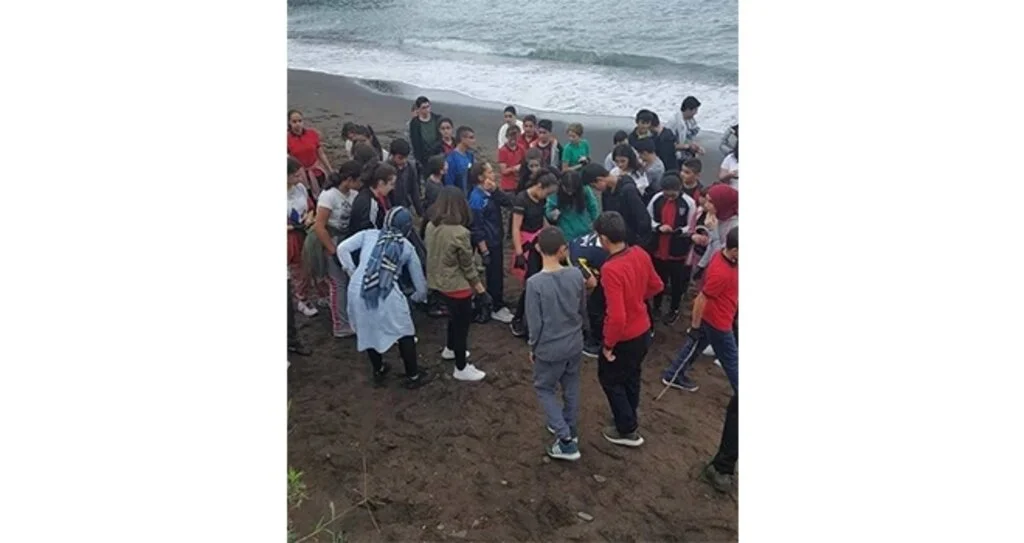 Öğrenciler kumsalda çöp topladı