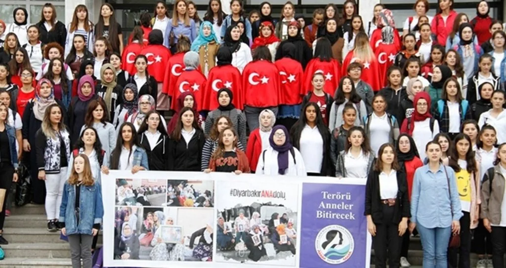 Öğrencilerden Diyarbakır annelerine destek