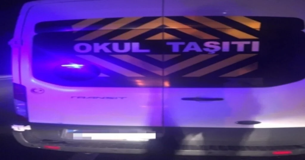 Okul Taşıtında 30 Düzensiz Göçmen Yakalandı