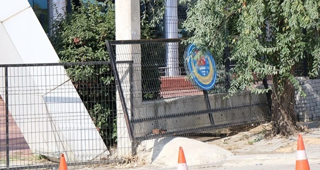 Okulun bahçe demir kapısı küçük öğrencinin üzerine düştü