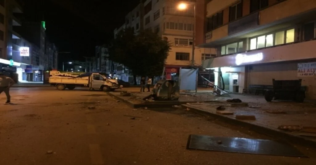 Ordudaki Kazada Dolmuş Durağı Paramparça Oldu: 3 Yaralı
