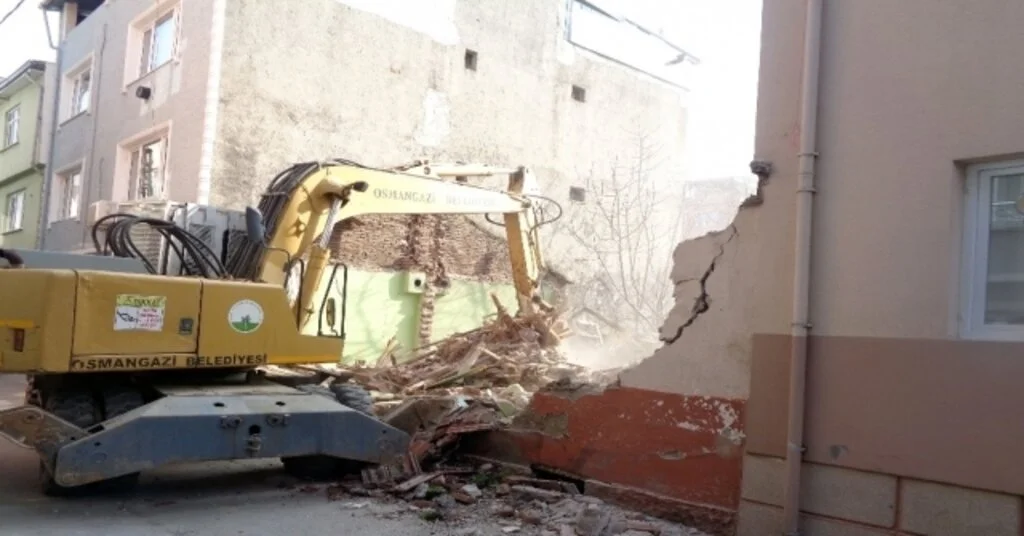 Osmangazi Metruk Binalardan Temizleniyor