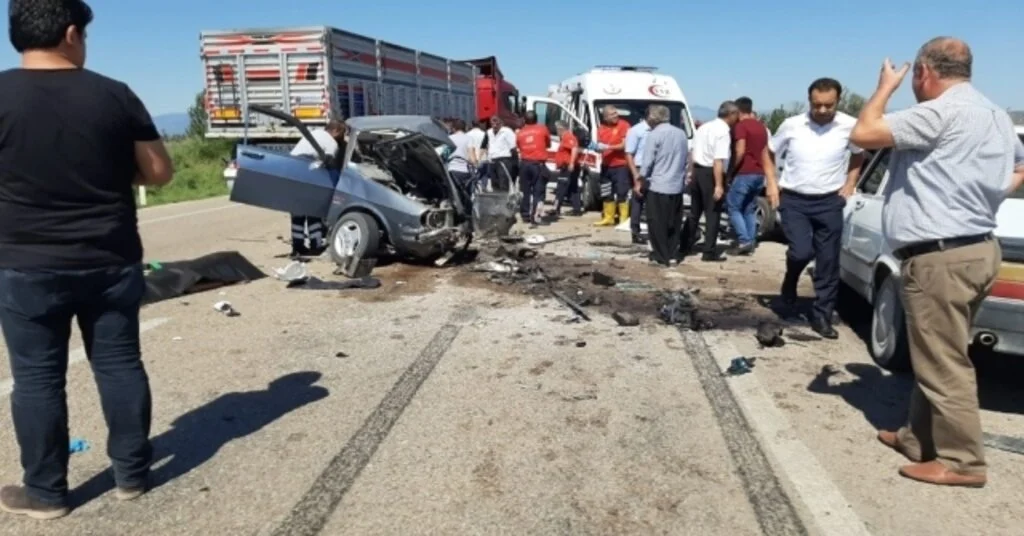 Osmaniyede Zincirleme Trafik Kazası: 3 Ölü, 4 Yaralı