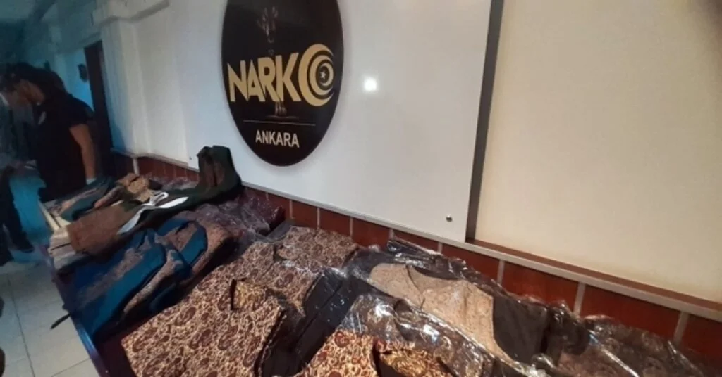 Osmanlı Kaftanlarına Uyuşturucu Emdiren İranlılar Suç Üstü Yakalandı