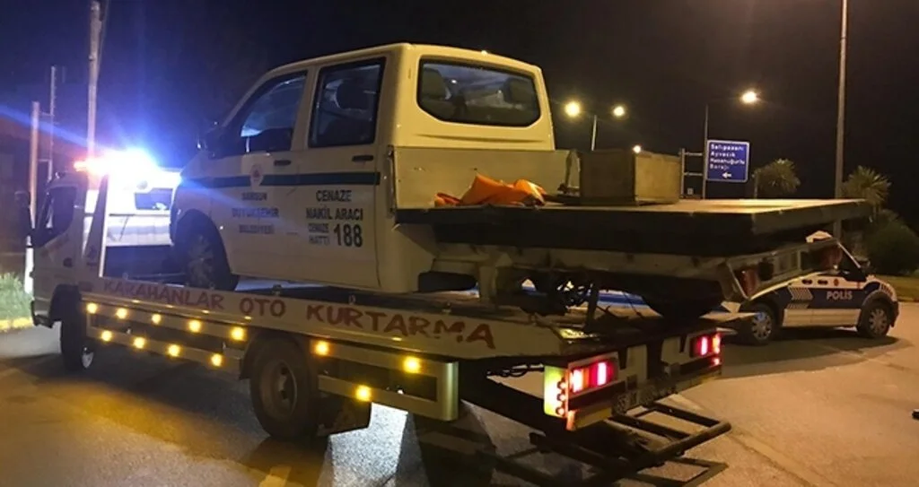 Otomobil Cenaze Aracına Çarptı: 1 Yaralı