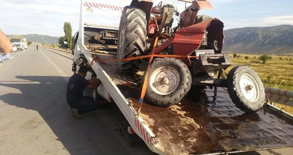 Otomobille çarpışan traktör ikiye bölündü