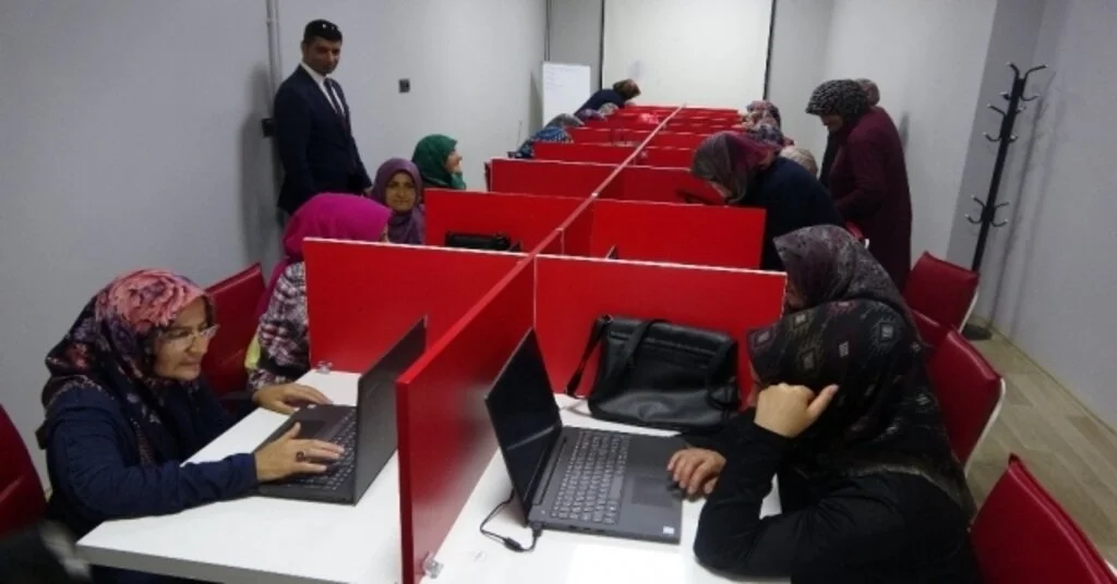 (Özel)  Tarlada Çapadan İnternette Sörfe