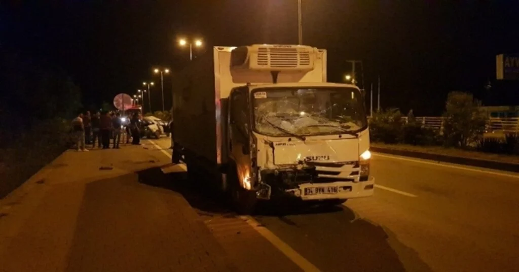 (Özel) Yakıtı Biten Otomobili İten Gençlere Kamyonet Çarptı: 2 Yaralı