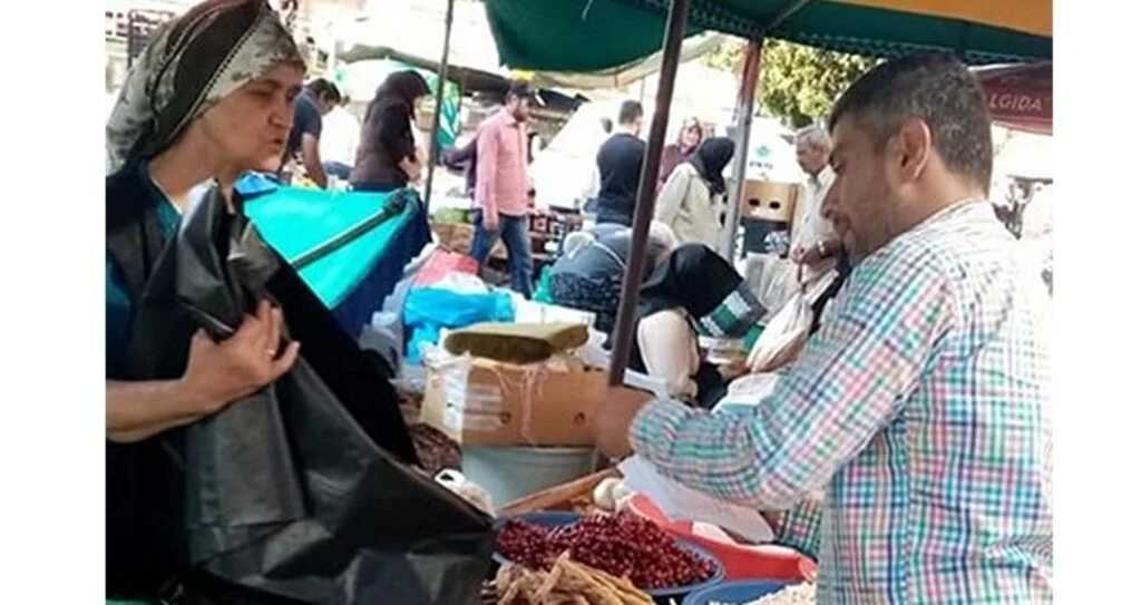 Pazar çöpünü poşete atmayan esnafa ceza