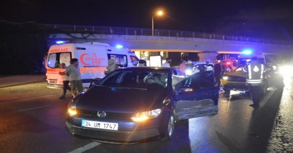 Polisin Dur İhtarına Uymayan Otomobil Sürücüsü Ticari Otomobile Çarptı