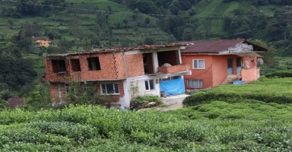 Rizede Stat İnşaatı Bir Mahallenin Kaymasına Neden Oldu
