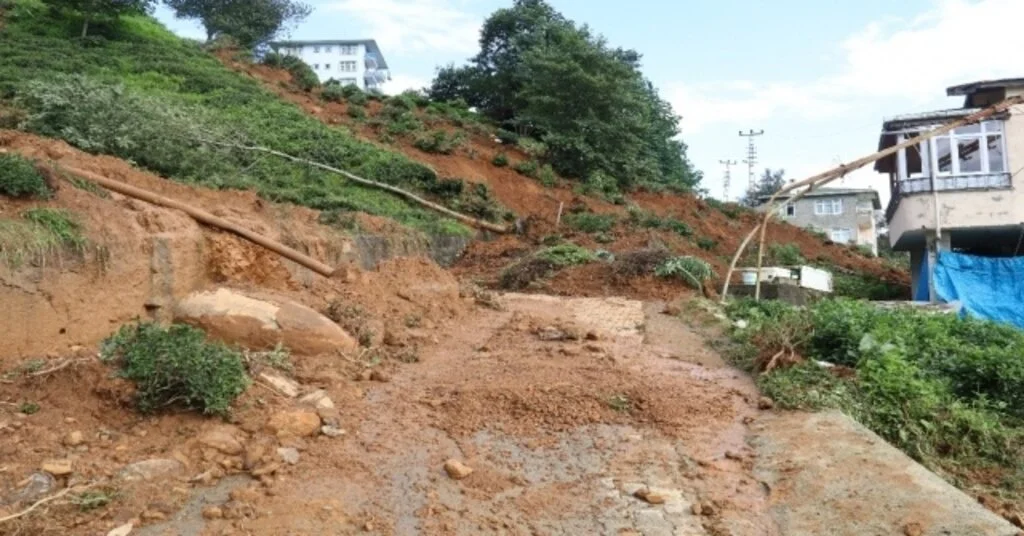 Rizenin Derepazarı İlçesinde Heyelan Nedeniyle 3 Ev Tahliye Edildi