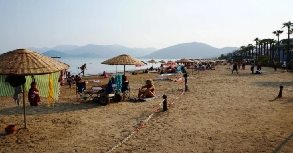 Rus Turist Güpegündüz Plajda Define Aradı