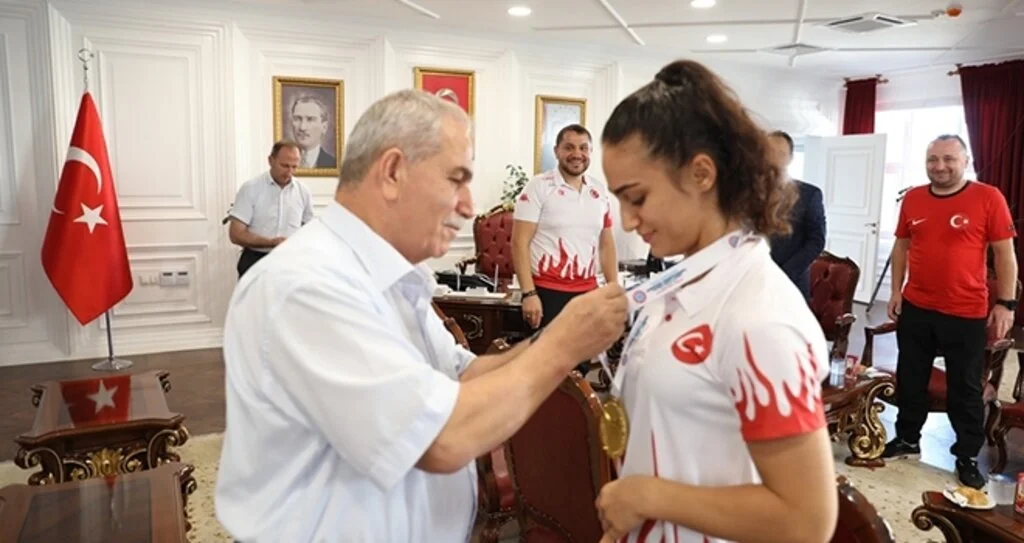 Şampiyonlar Madalya Sevinicini Başkan Demirtaş'la Paylaştı