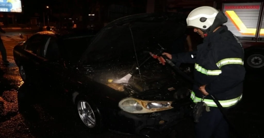 Seyir Halinde Yanan Otomobile Esnaf Müdahalesi