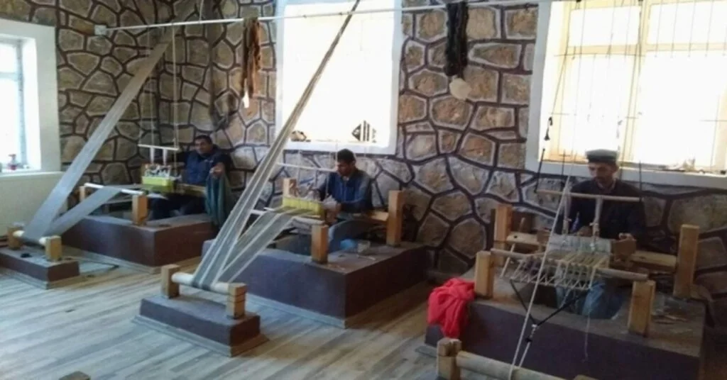 Siirtte Yöre Halkı Hem Meslek Öğreniyor Hem De Para Kazanıyor